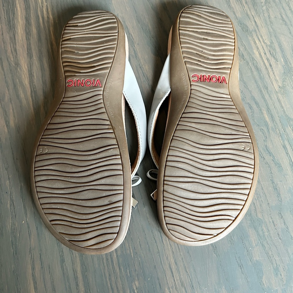 Vionic flip flops - Picture 2 of 3